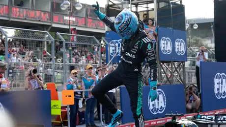 George Russell logra la pole del GP de Azerbaiyán; Checo Pérez penalizado al lugar 22