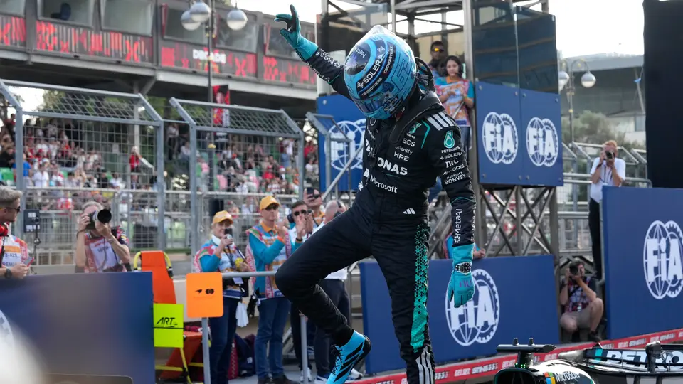 George Russell logra la pole del GP de Azerbaiyán; Checo Pérez penalizado al lugar 22