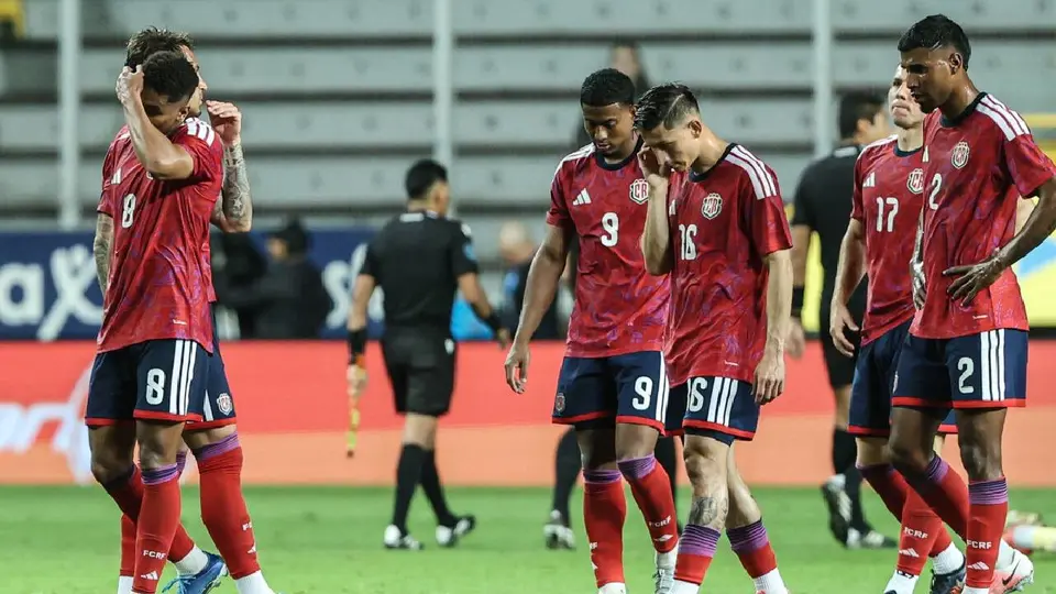 Jugadores de Costa Rica lamentando la derrota ante Curazao  | AFP