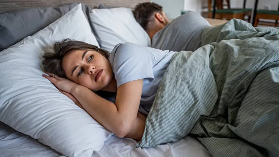 La mujer no sabe como confrontar a su esposo. / iStock