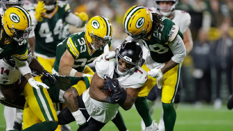 Bijan Robinson llevando el balón por tierra ante los Green Bay Packers | AP