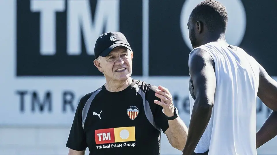 Javier Aguirre dando indicaciones en un entrenamiento con el Valencia | X @valenciafc