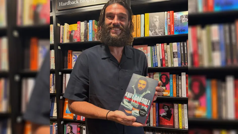 Andy Carroll con su autobiografía | INSTAGRAM: @andytcarroll