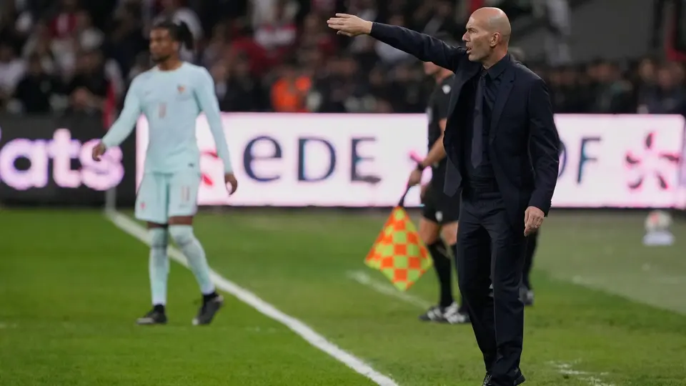 Zidane dirigiendo su primer partido con Francia | AP
