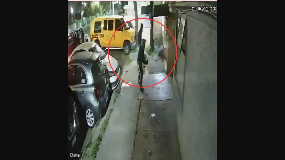 Los hombres rociaron líquido inflamable antes de provocar el incendio. / Captura