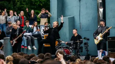 VIDEO: U2 celebra 50 años con concierto sorpresa en la escuela donde nació la banda