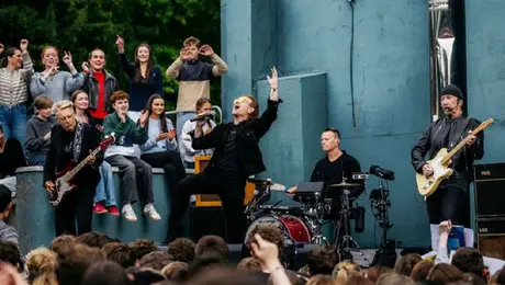 VIDEO: U2 celebra 50 años con concierto sorpresa en la escuela donde nació la banda