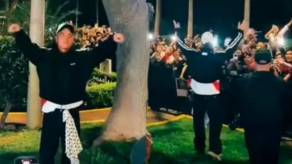 El cantante salió de su hotel para encontrarse con sus seguidores. / RS