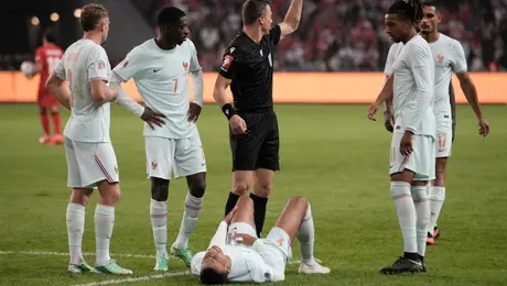 ¡Alerta, Madrid! Kylian Mbappé enciende alarmas tras salir en partido de Francia con aparente lesión de la rodilla
