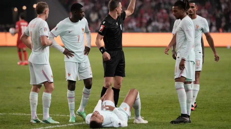 Kylian Mbappé sale lesionado con Francia | AP
