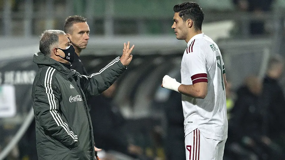 Raúl Jiménez habló por teléfono con el Tata Martino