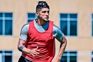 Alan Pulido presumió su nuevo look en redes sociales