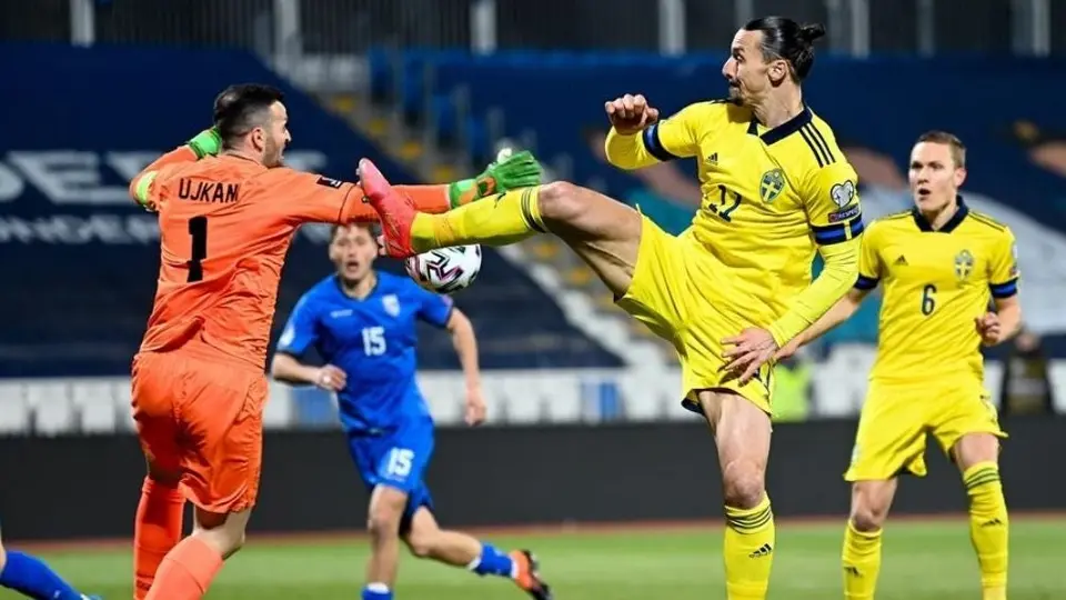 Qatar 2022: Suecia superó a Kosovo con asistencia karateca de Ibrahimovic