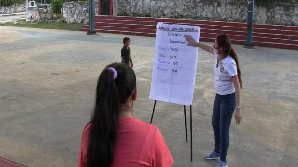 Coronavirus: Maestra de Yucatán da clases a niños sin acceso a internet en cancha de basquetbol