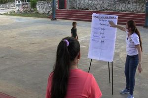 Coronavirus: Maestra de Yucatán da clases a niños sin acceso a internet en cancha de basquetbol