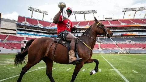 Buccaneers: Devin White dio la vuelta olímpica en el Raymond James montando a caballo