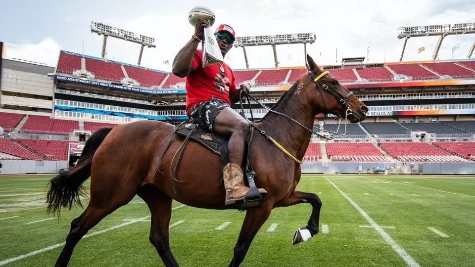 Buccaneers: Devin White dio la vuelta olímpica en el Raymond James montando a caballo