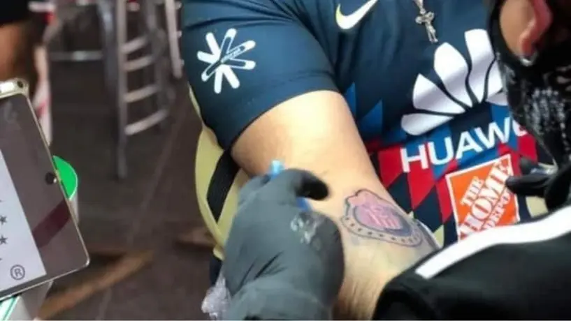 Chivas: Aficionado de América se tatuó el escudo del Rebaño tras perder apuesta