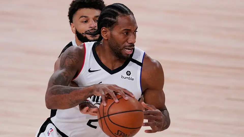 Clippers reaccionan al final y toman ventaja en serie contra Nuggets
