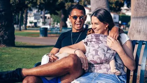 Chicharito 'se olvida' de Sarah Kohan y no la felicita públicamente por su cumpleaños