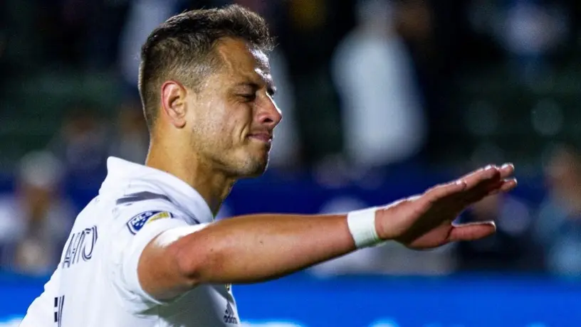 Chicharito Hernández presume su Set Up gamer en redes sociales