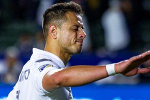 Chicharito Hernández presume su Set Up gamer en redes sociales
