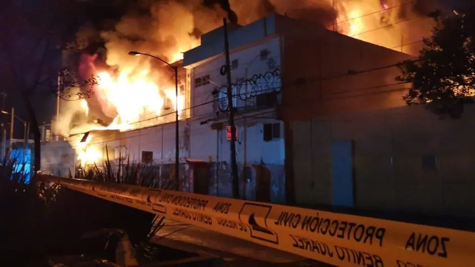 CDMX: Reportan explosión e incendio en oficinas de la CFE, cerca del Metro Coyoacán