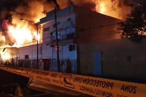 CDMX: Reportan explosión e incendio en oficinas de la CFE, cerca del Metro Coyoacán