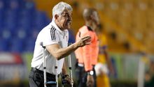 Video: Tuca Ferretti aventó sus muletas tras la expulsión de Aquino