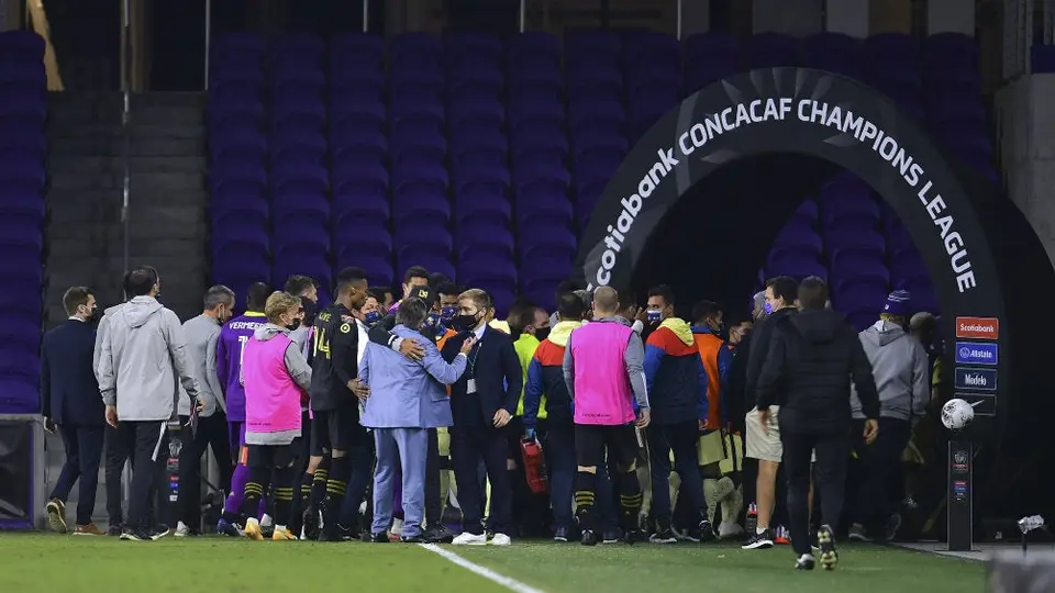 Piojo Herrera y auxiliar del LAFC intercambiaron golpes al descanso
