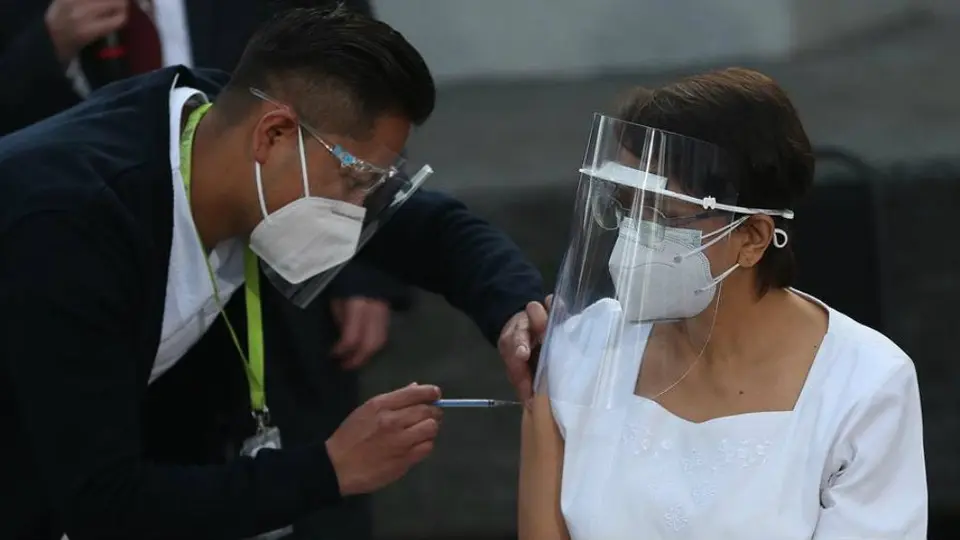 Coronavirus: Jefa de enfermeras, primera mexicana en vacunarse contra Covid-19