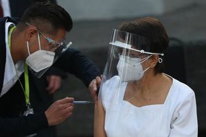 Coronavirus: Jefa de enfermeras, primera mexicana en vacunarse contra Covid-19