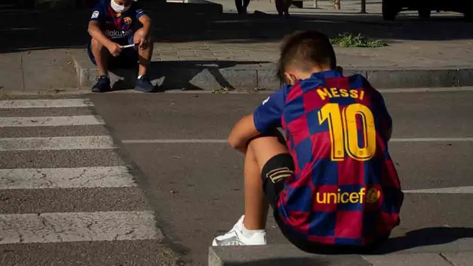 Messi: Niño que esperó por horas a Leo 'rompió' el corazón de afición Blaugrana