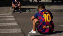 Messi: Niño que esperó por horas a Leo 'rompió' el corazón de afición Blaugrana