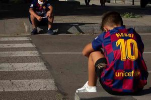 Messi: Niño que esperó por horas a Leo 'rompió' el corazón de afición Blaugrana