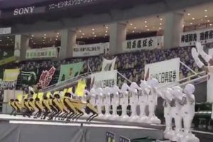 Equipo japonés de beisbol colocó robots bailadores en las gradas