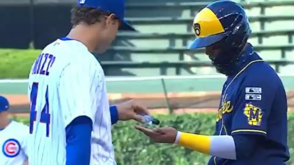 Video: Anthony Rizzo desinfectó con gel las manos de su rival a medio partido