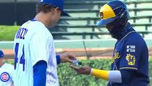 Video: Anthony Rizzo desinfectó con gel las manos de su rival a medio partido