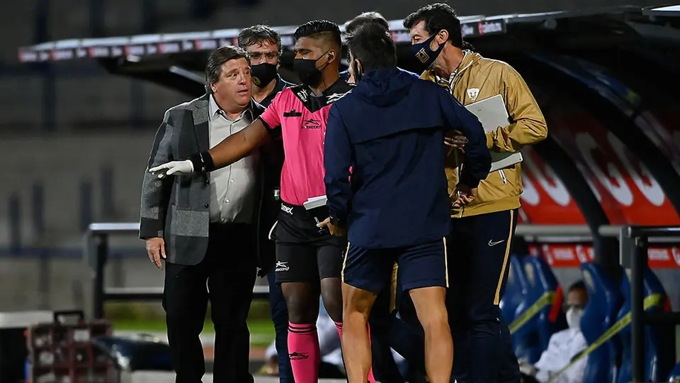 América: Piojo Herrera protagonizó conato de bronca en banca de Pumas sin cubrebocas