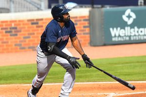 Jackie Bradley Jr. alcanzó acuerdo con los Milwaukee Brewers