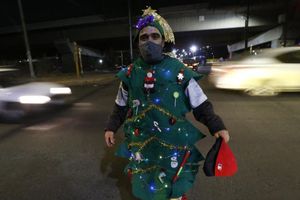 Hombre vestido de árbol de Navidad anima las calles y dirige el tránsito en CDMX