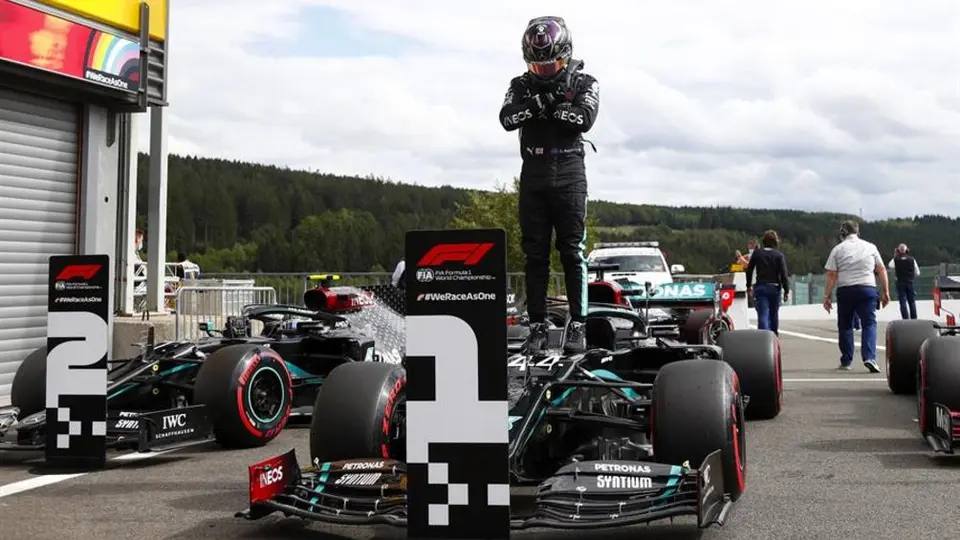 F1: Hamilton rindió homenaje a Chadwick Boseman tras lograr la pole position