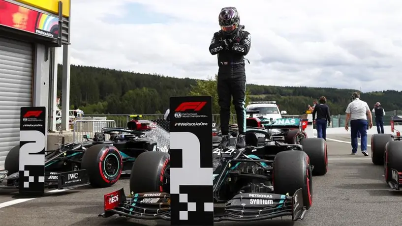 F1: Hamilton rindió homenaje a Chadwick Boseman tras lograr la pole position