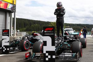F1: Hamilton rindió homenaje a Chadwick Boseman tras lograr la pole position