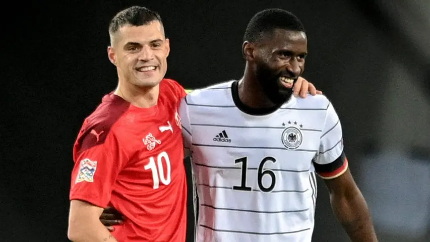Granit Xhaka y Antonio Ruediger se saludan tras el juego | EFE