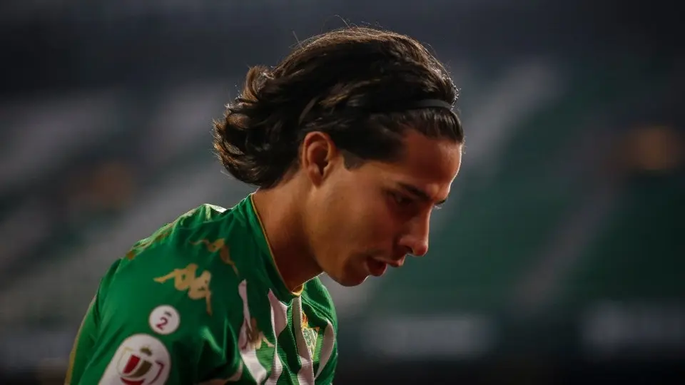 Diego Lainez regresó a la convocatoria del Betis tras superar el Covid-19