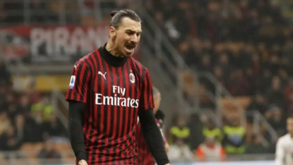 Milan: Zlatan Ibrahimovic posó con nuevo uniforme rossonero y despertó dudas de su futuro