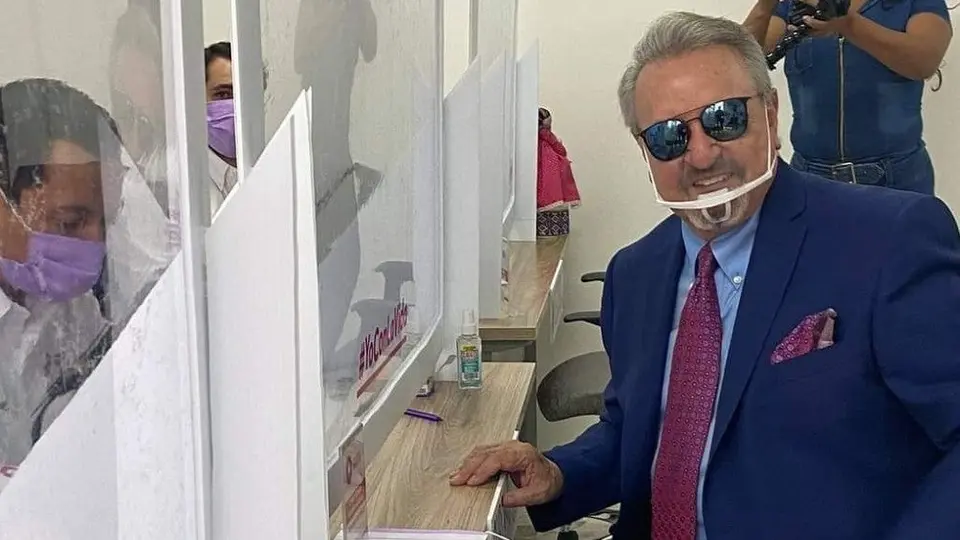 Carlos Villagrán 'Quico' se registró como precandidato a la gobernatura de Querétaro