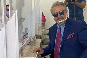 Carlos Villagrán 'Quico' se registró como precandidato a la gobernatura de Querétaro