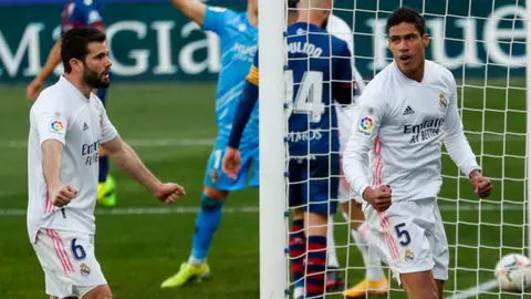 Real Madrid: Derrotó al Huesca como visitante con un doblete de Varane